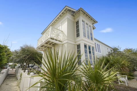 WELCOME TO DREAMBOAT IN SEASIDE, FL!