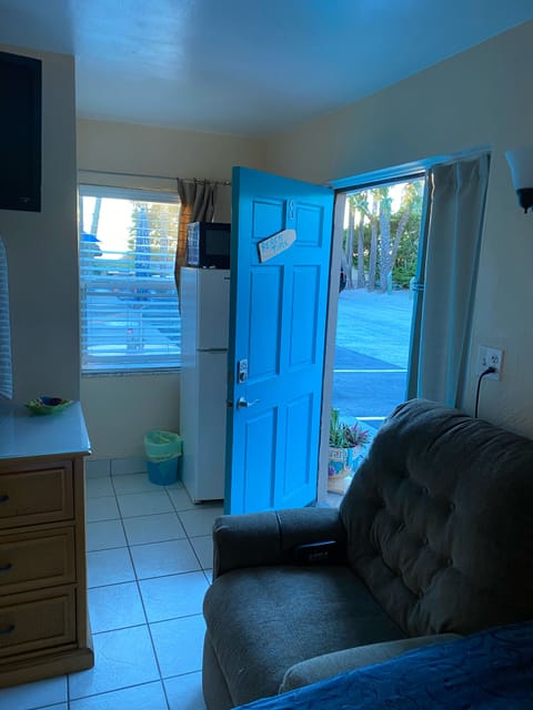 THERES THE BEACH...VOILA!!! JUST STEP OUT THE FRONT DOOR, NO STAIRS !