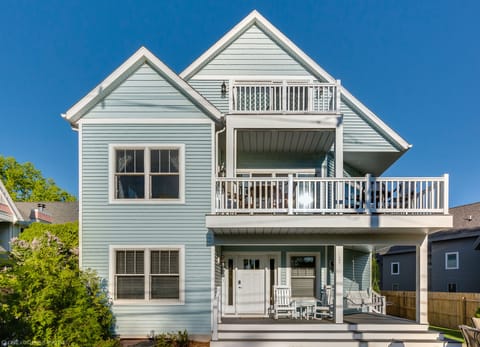 This listing includes both the Lakeside/front home and Parkside home-8,000 sqft!