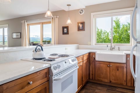 Kitchen - Please note that the stove has been updated