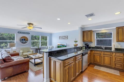 Fully equipped kitchen with granite counters