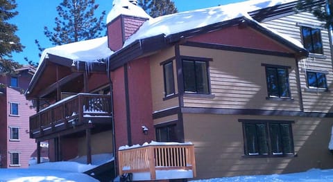 2000 sq ft, (4Br++) In the Village @ Gondola