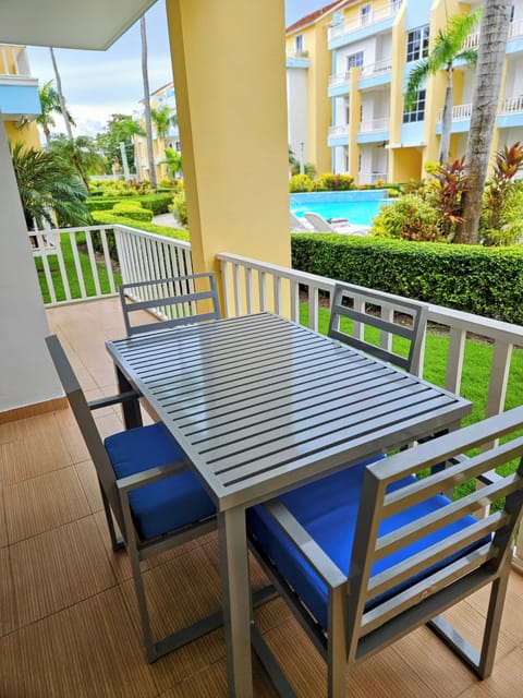 patio area, 4 chairs and table