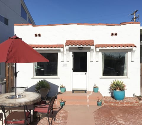 Charming Spanish Cottage with front patio table!