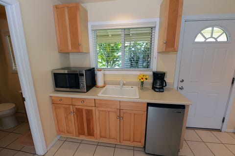 aimanalo Beach Cottage 9 connects to 11. Partal ocean view
Studio 
Kitchenette