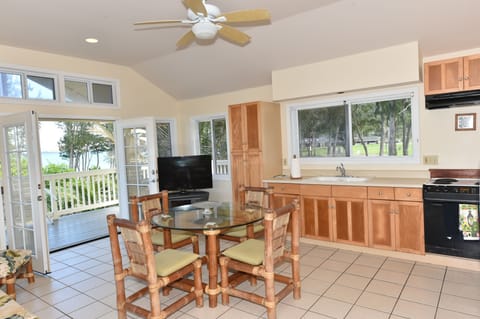 Waimanalo Beach Cottages Living area