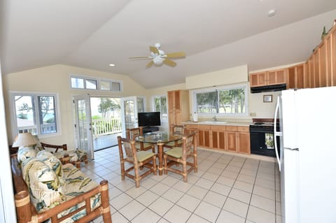 Waimanalo Beach Cottages Living area
