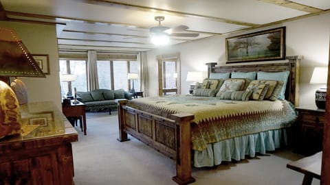 Master Bedroom
King Bed