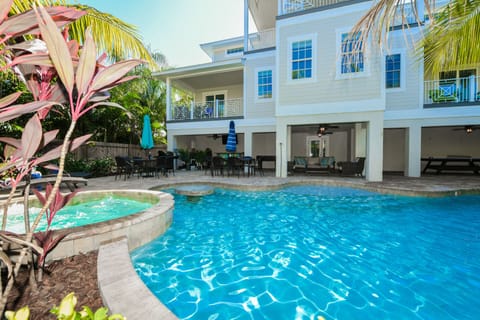 Poolside Escape - Lounge Area