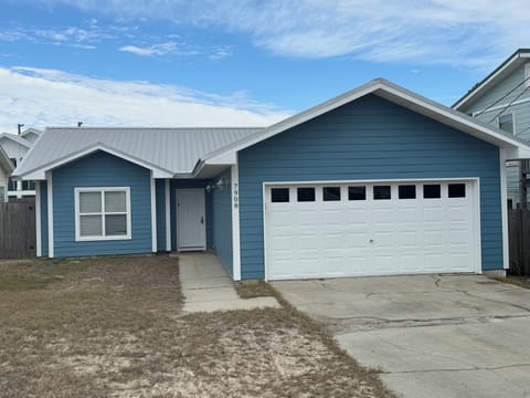 Recently painted. Sleeps 9 people