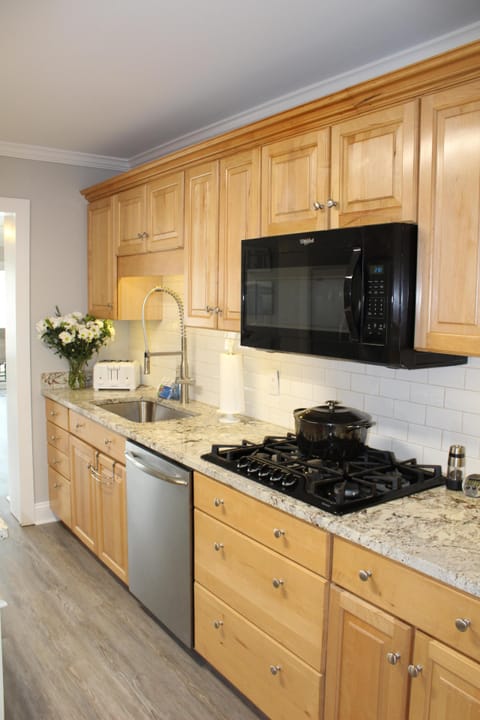 Kitchen with gas cooktop