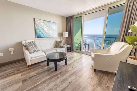 Living Room with Stunning Views☀️
