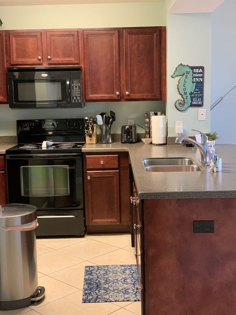 Kitchen with full appliances incl dishwasher, stove, fridge