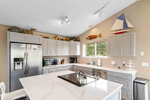 Kitchen - plenty of space for meal prepping with a large kitchen island