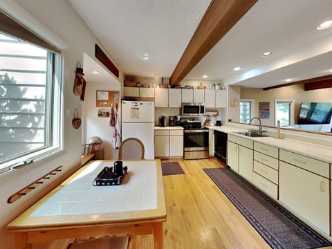 Kitchen w. Breakfast Table