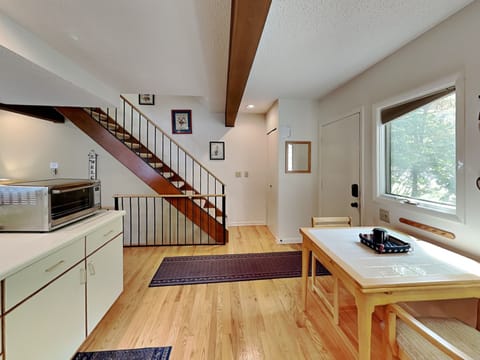 Kitchen w. Breakfast Table