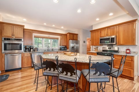 Kitchen Breakfast Bar - Seating for 4