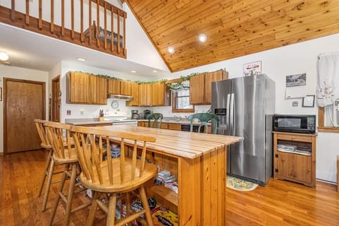 Kitchen Breakfast Bar feat. Seating for 6