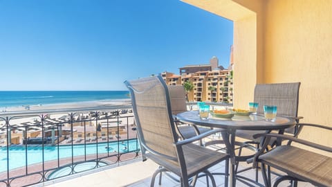 The balcony with its dining table.