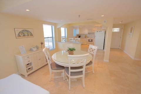 Entertain while whipping that amazing dinner up, or enjoy a family meal at this spacious dining area with seating for 4