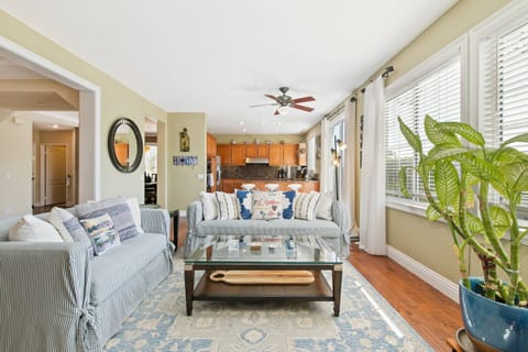 Living room looing to kitchen - STR14-0092