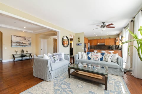 Living room, kitchen entry area - STR14-0092