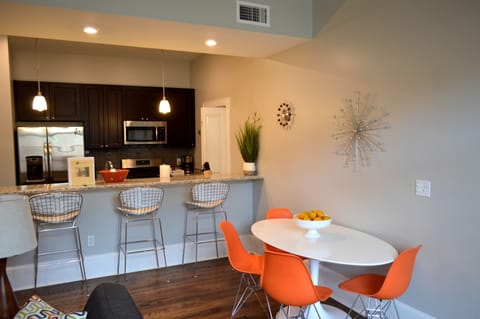 Dining options at the table or breakfast bar