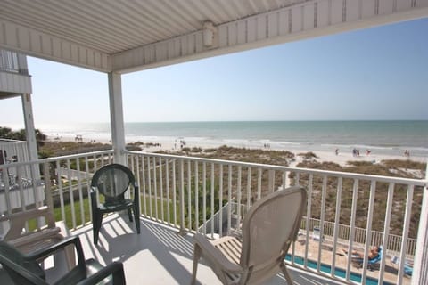 Take strolls along the quiet sugar sand, watch the sun set over the Gulf of Mexico from your private beachside balcony.