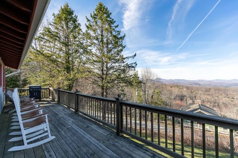 Rock the day away with panoramic Blue Ridge views stretching as far as the eye can see. The deck at Alpenglow is made for this.