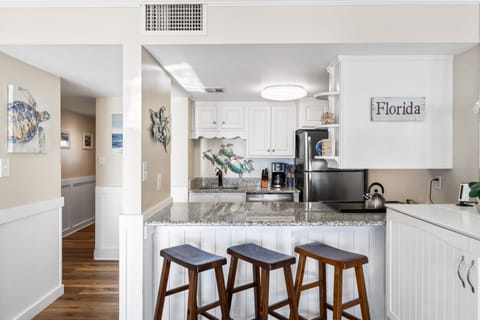 HSRC 712 Breakfast Bar/Kitchen