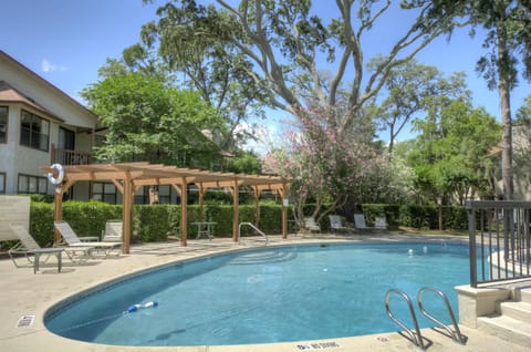 Harbour Oaks Pool and Pergola - Community pool with lounge seating and a pergola, a short walk from 309 Harbour Oaks.