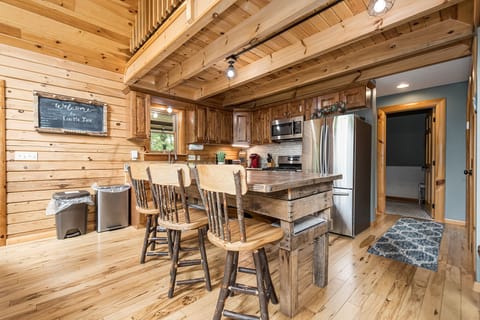 Kitchen w. Breakfast Bar