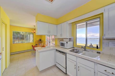 Fully equipped modern kitchen.