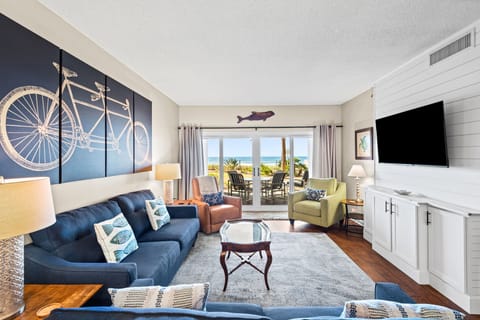 Spacious Living Area w/Recliner