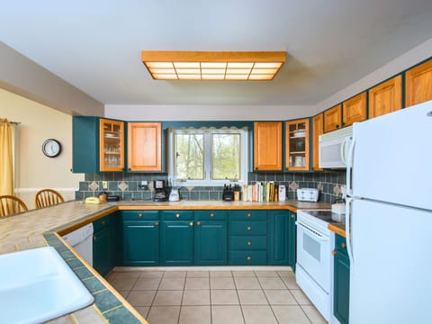 Full Kitchen w/ Breakfast Bar