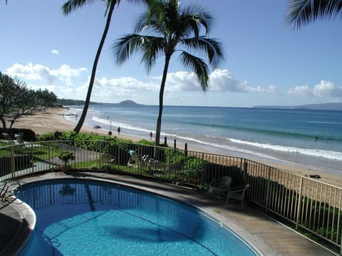 Keawakapu beach at your door step. It's time to relax. - In front of Hale Hui Kai is one of the most renowned beaches in the State. A protected bay for swimming, paddleboarding, bougie boarding, walking, and just relaxing in your beach chair with your favorite drink.