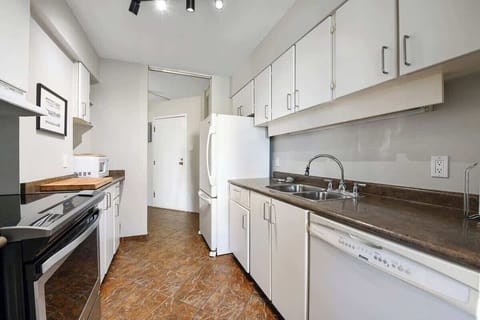 Fully equipped modern kitchen.