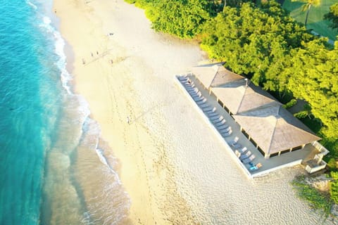 Ariel View of Ka'anapali Beach - The only private beachfront clubhouse on Kaanapali Beach — exclusive to Maui Eldorado guests.
