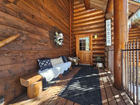 El Salto Log Home main entrance