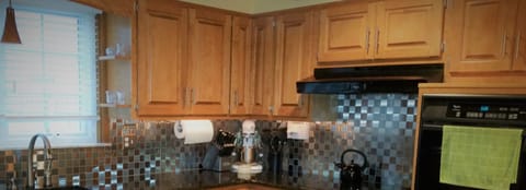 Spacious, updated kitchen - double ovens, lots of counter space