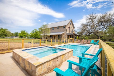 Family Fun - Sport Pool + Hot Tub