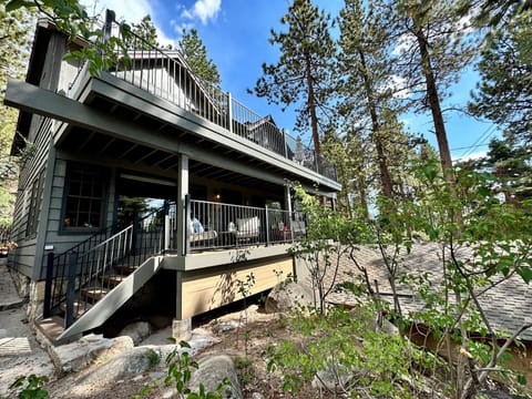 Cozy open deck on first and second level overlooking the lake - Cozy open deck on first and second level overlooking the lake