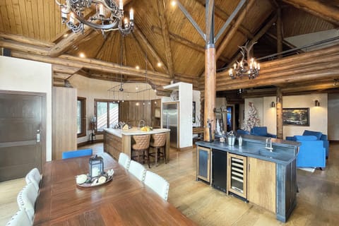 2.06-telluride-alpen-ridge-dining-area-2