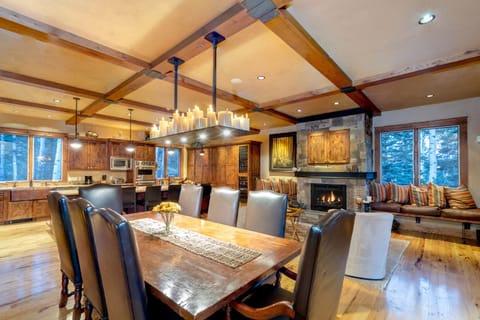 4.0-alpenglow-mountain-village-vacation-rental-dining