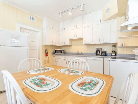 Dining area with seating for 4- Sea View 2