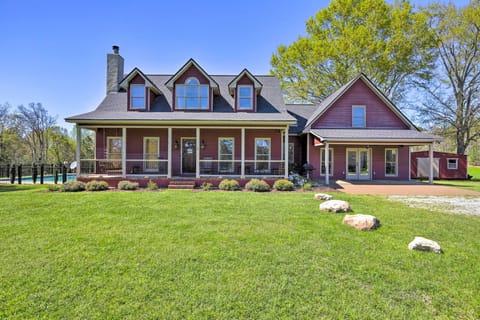 Hamilton Vacation Rental | 4BR | 2.5BA | 3,000 Sq Ft | Stairs Required