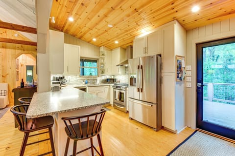 Kitchen | Cooking Basics | Drip & Keurig Coffee Makers | Bar Seating