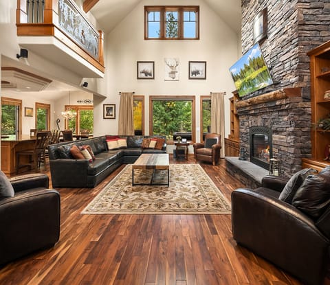 Buttercup Manor: - Open concept great room with soaring vaulted ceilings!