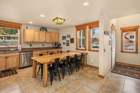 Cascade Pines: - The kitchen is a great gathering spot while making fantastic in-home meals.