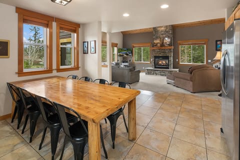 Cascade Pines: - Large dining table seats 8 comfortably.